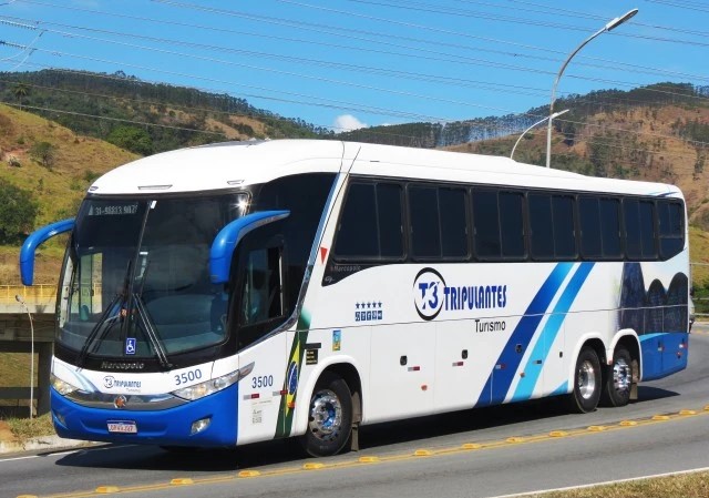 Ônibus de turismo moderno na estrada